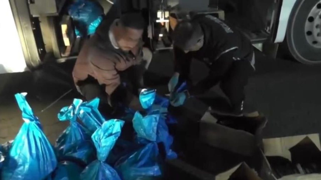 Düzce'de yolcu otobüsünde 46 bin 655 silah parçası ele geçirildi, 5 tutuklama