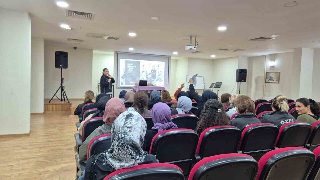 Düzce'de yurt personeline 'En İyi Narkotik Polisi: Anne' eğitimi