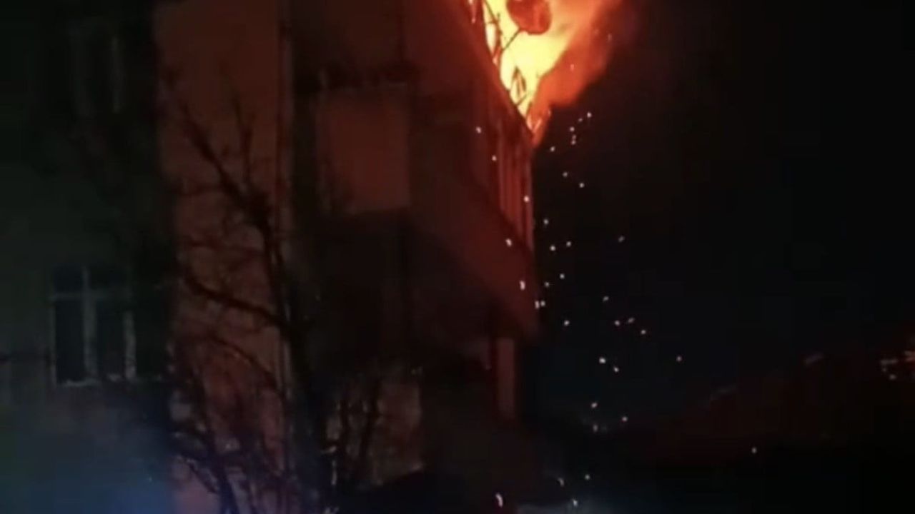 Düzce Kuyudüzü Mahallesi'nde 3 katlı binada çatı yangını