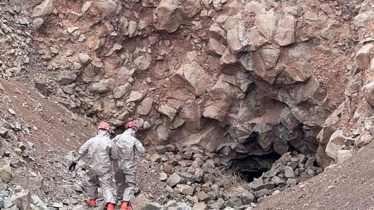 Düzova’daki define mağarasında çökme riski: 11 kişilik ekip geri çekildi