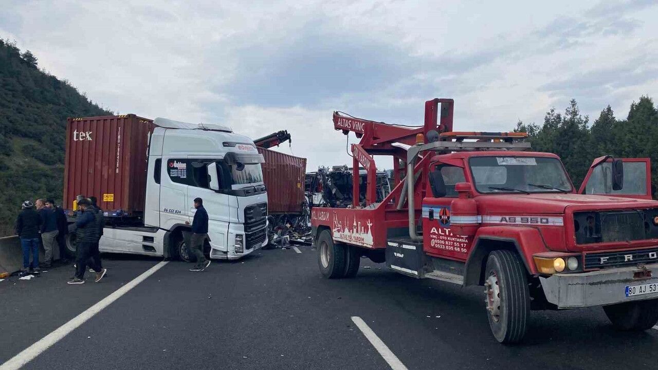 E-90 Otoyolu'nda otobüs-tır çarpışması: 7 ölü, 11 yaralı