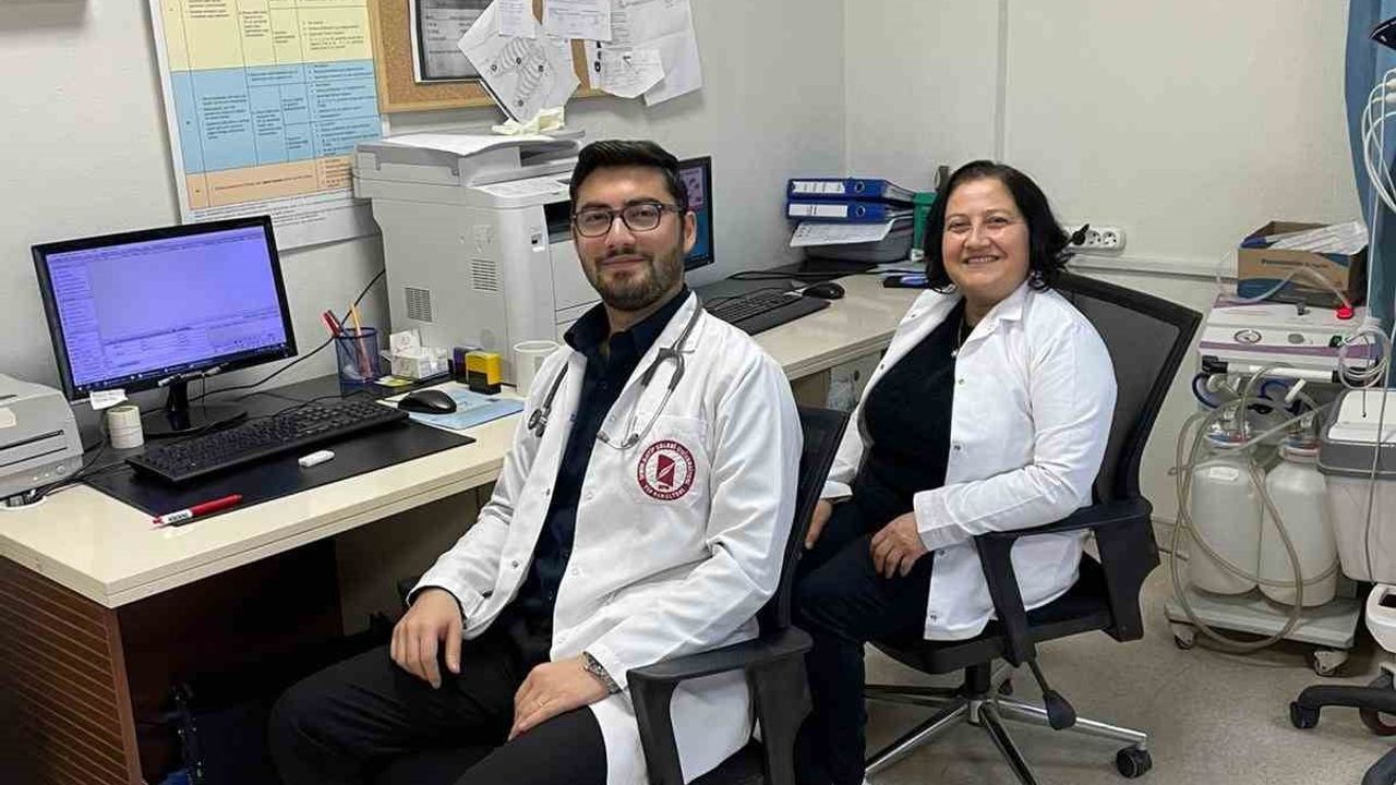 Ebe Anne ve Oğlu Aynı Hastanede Hastalara Şifa Dağıtıyor