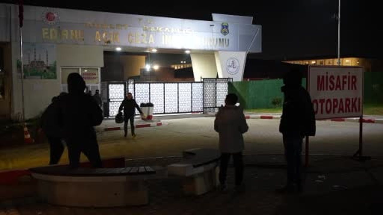 Edirne Cezaevinde Tahliye Coşkusu: Koşan Mahkum Röportaja Girip Sevinç Dile Getirdi