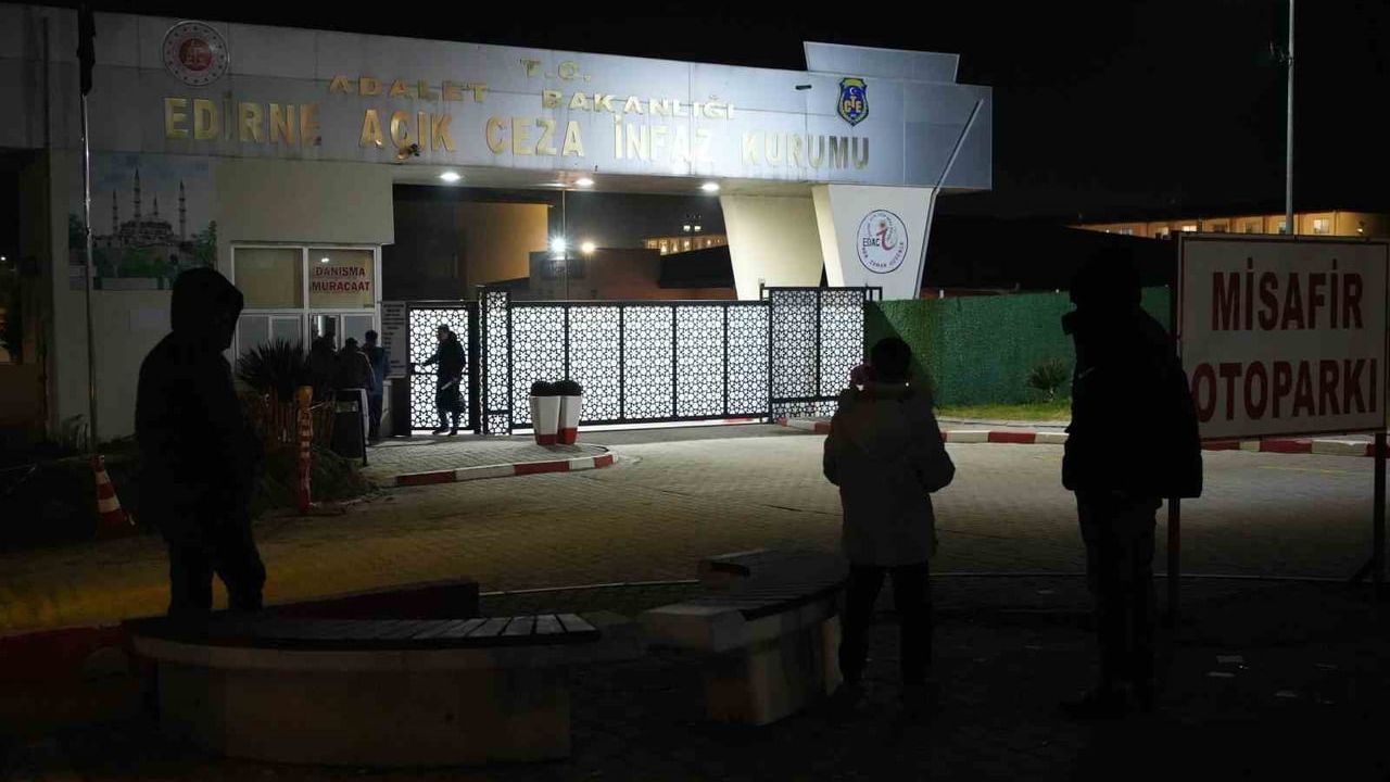 Edirne'de 12 yıl sonra tahliye: Mahkûmlar özgürlüğe gözyaşlarıyla kavuştu