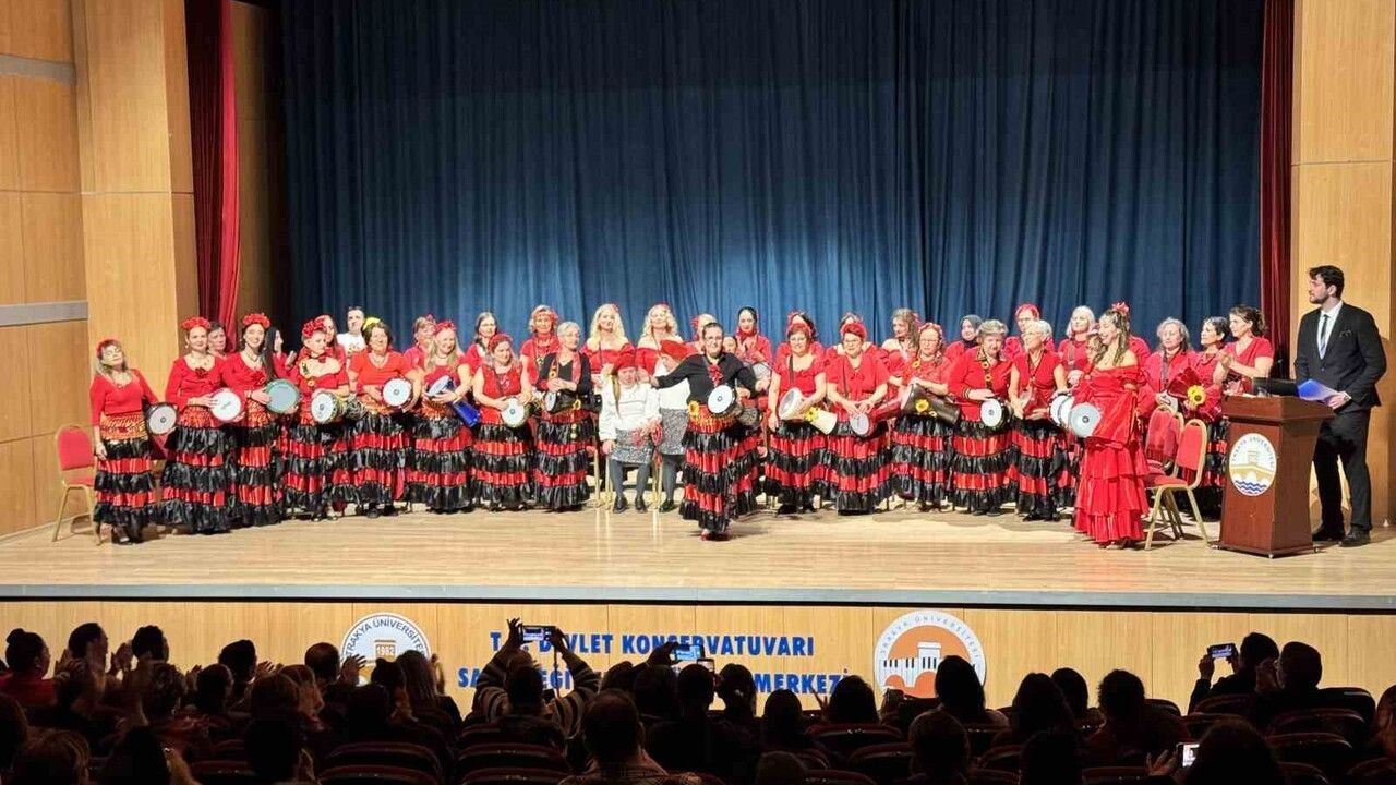 Edirne’de engelliler için düzenlenen konserde kadın darbuka grubu coşturdu