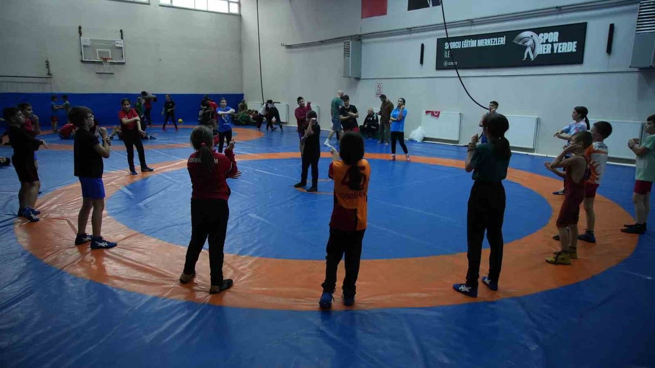 Edirne'de güreşte yeni nesil şampiyonlar yetişiyor