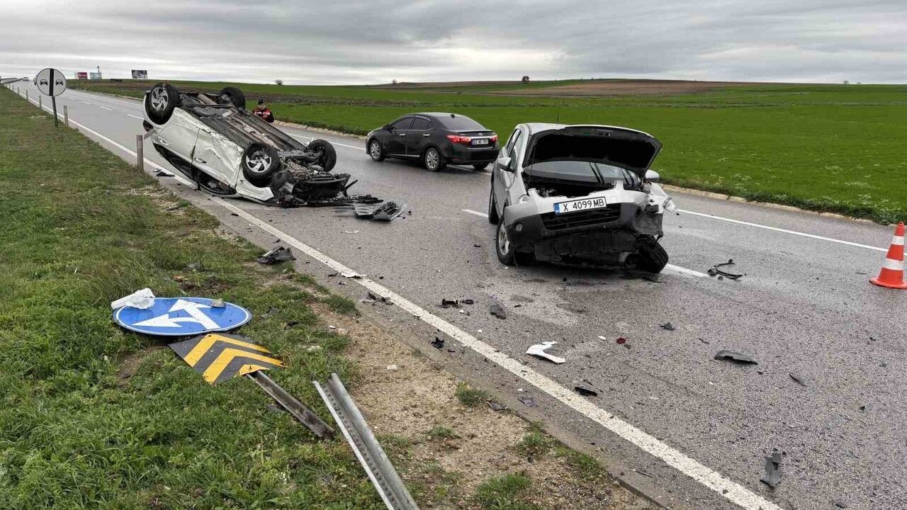 Edirne’de kavşakta çarpışma: Araç defalarca takla attı, 2 yaralı