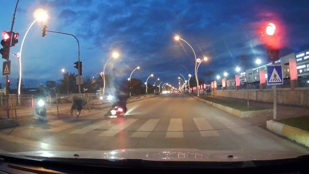 Edirne'de kırmızı ışık ihlali: Motosiklet yayaya çarptı, 2 yaralı