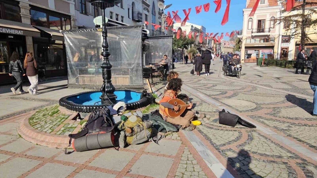 Edirne'de Sokak Müziği: Makedon ve Hollanda Asıllı Gezginlerin Mini Konseri
