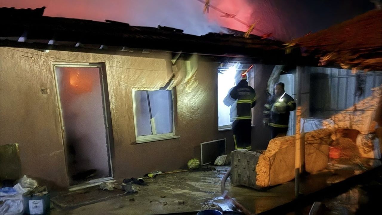 Edirne'de yaşlı kadına ait müstakil ev yangında kullanılamaz hale geldi