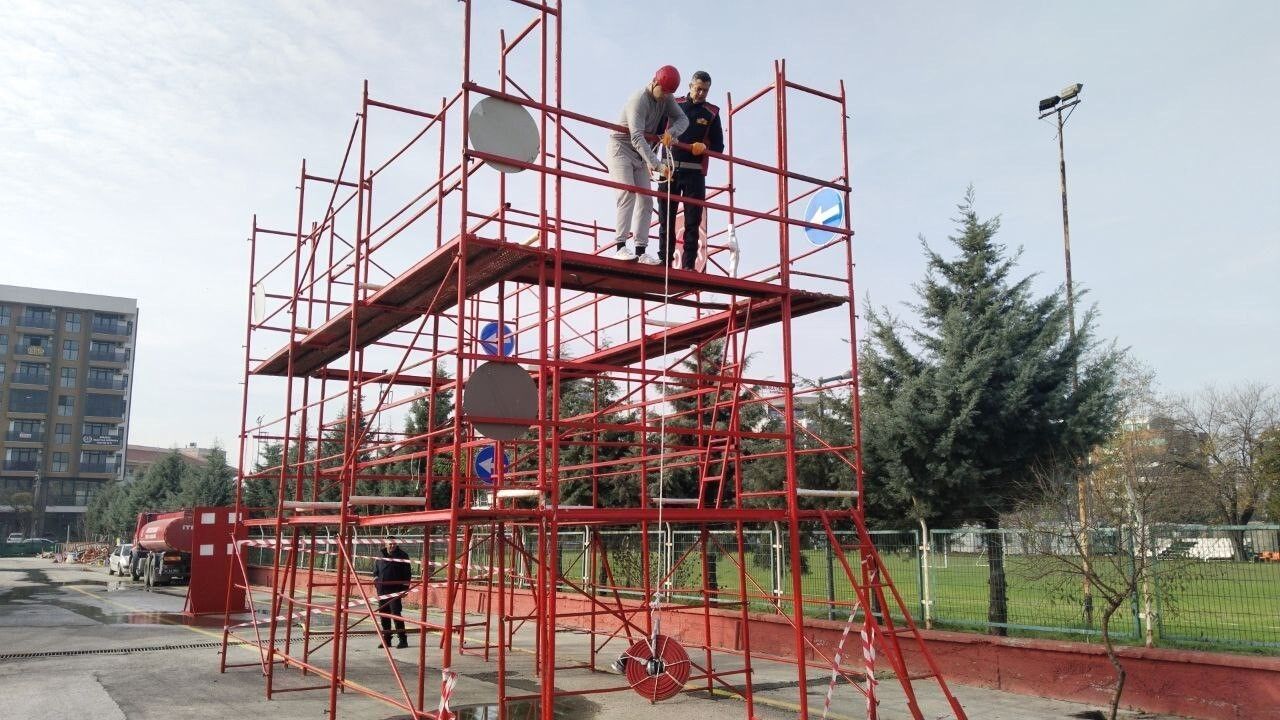 Edirne'de zabıta ve itfaiye adayları zorlu parkurda ter döktü