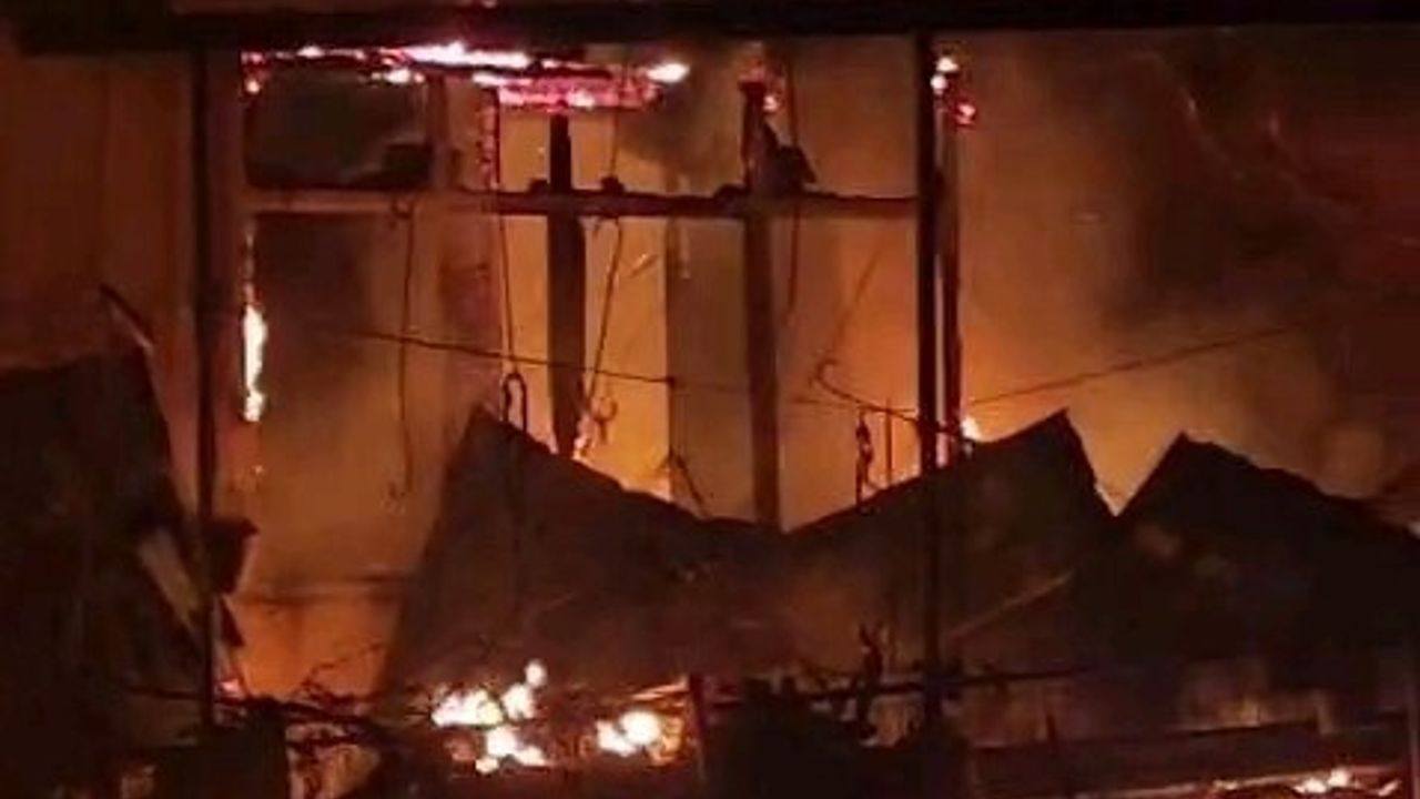 Edirne İpsala Pazardere'de ahır yangını 3 evi kullanılmaz hale getirdi