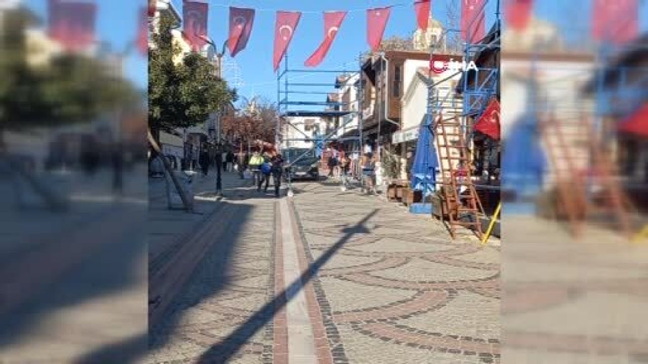 Edirne Saraçlar Caddesi'nde işçiden Türk bayrağına saygı
