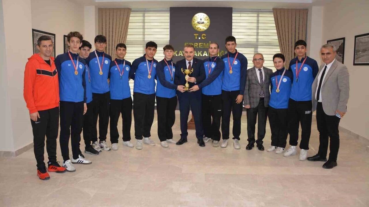Edremit Anadolu Lisesi Voleybol Takımı Kaymakam Odabaş’ı Ziyaret Etti