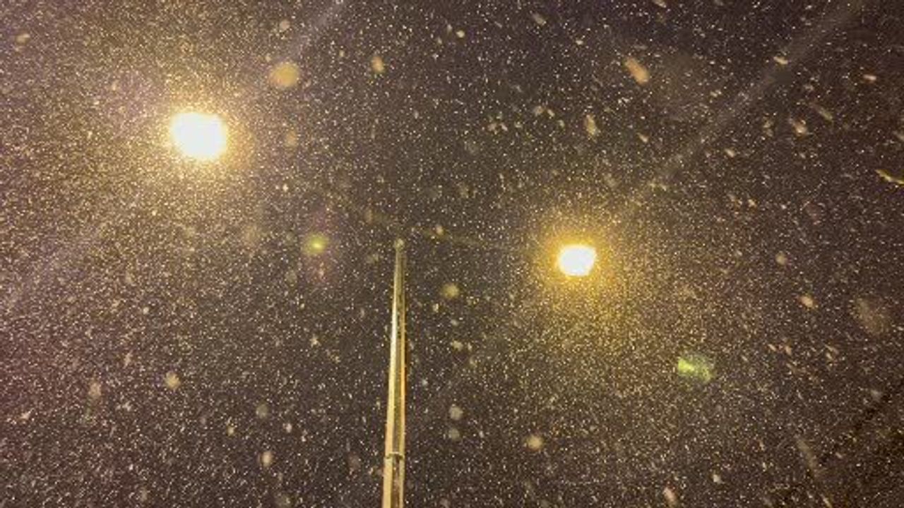 Edremit beyaza büründü — Van'da yoğun kar yağışı