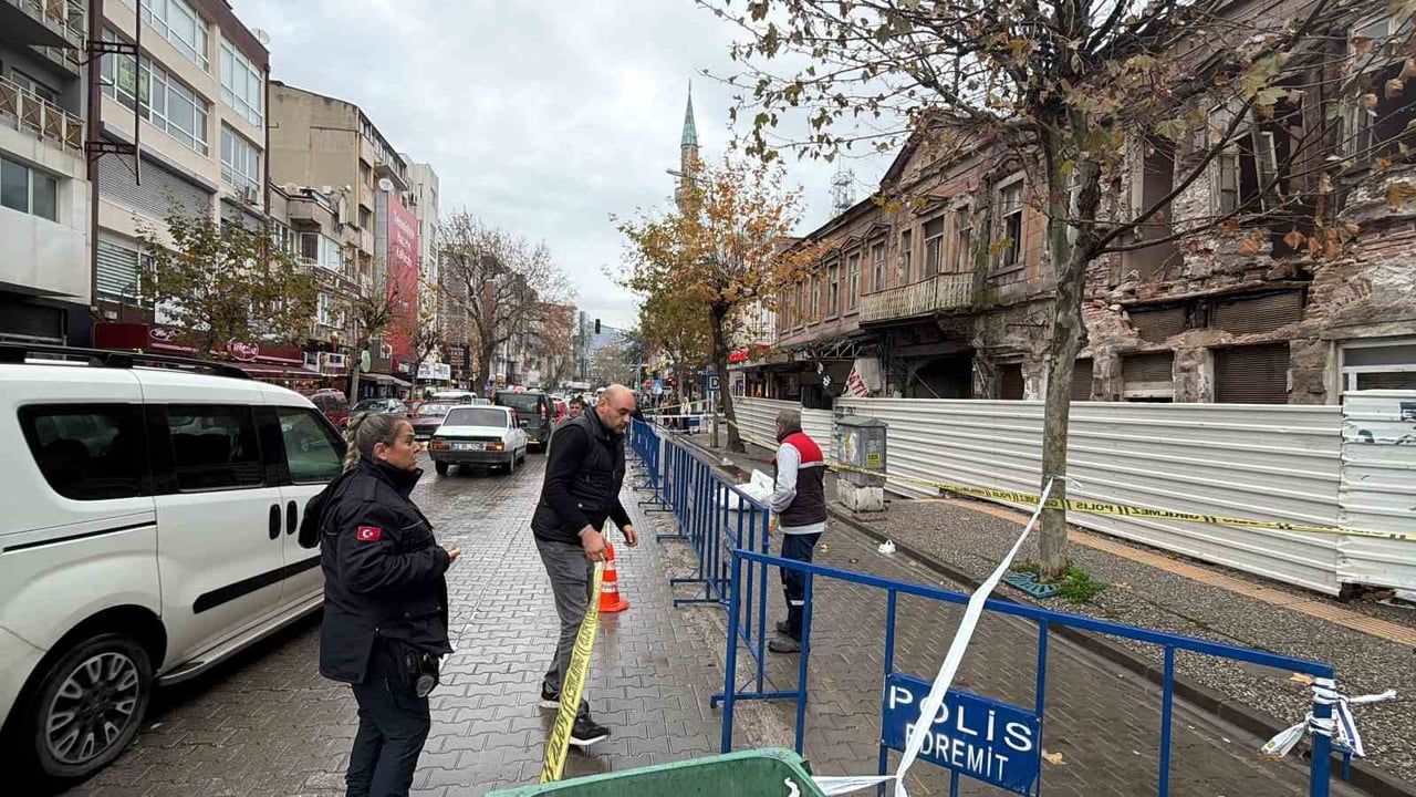 Edremit’te tarihi binada sağanak sonrası kısmi çökme