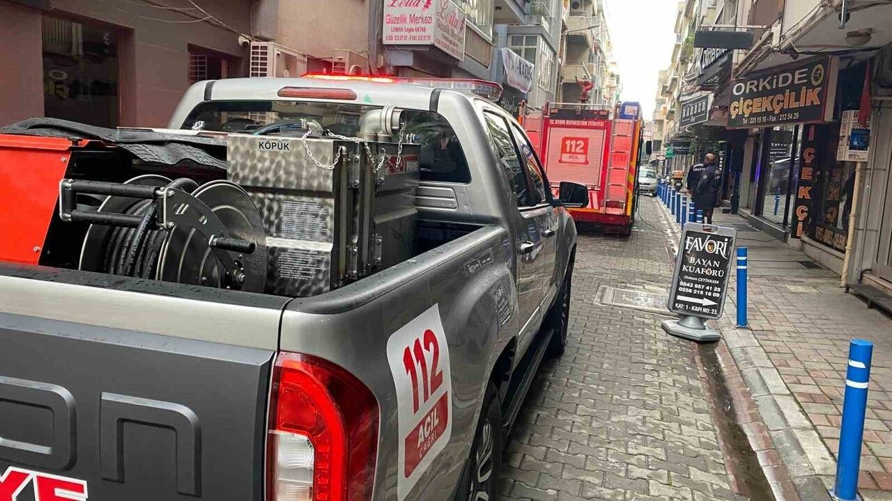 Efeler'de çiçekçi yangını vatandaşların dikkatiyle büyümeden söndürüldü