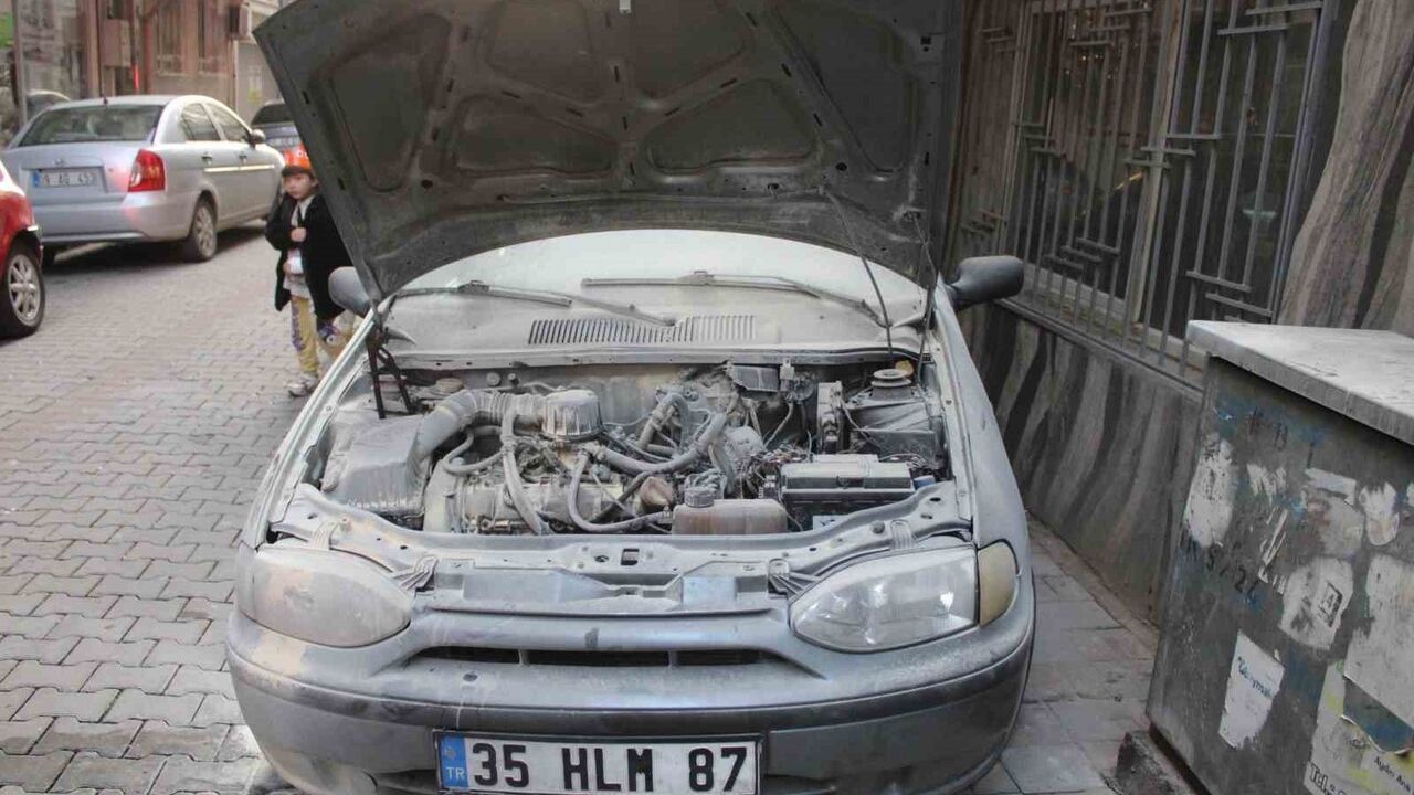 Efeler'de esnaf park halindeki otomobili yangından kurtardı