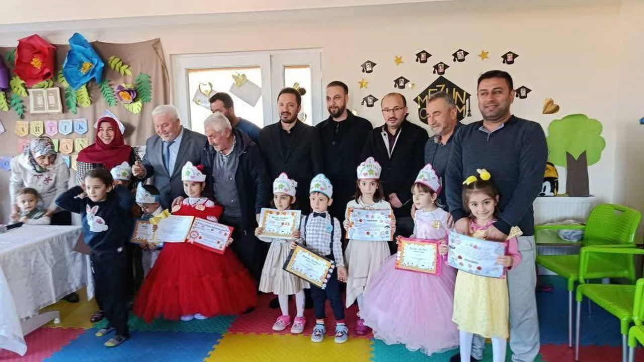 Efeler'de minik öğrencinin Kur'an'a geçişi için anlamlı tören