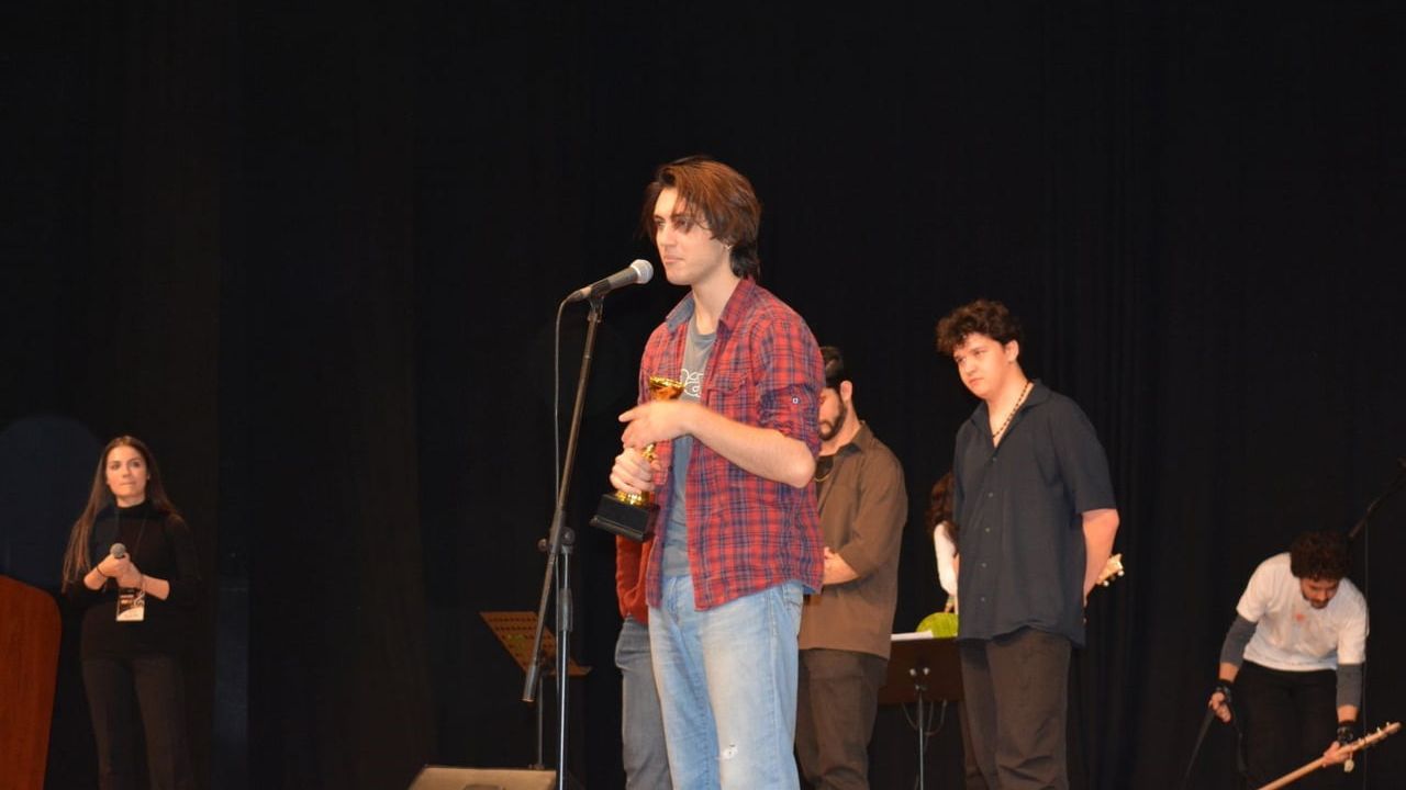 Ege’nin Sesi yarışmasında birinci Arben Özgeçer