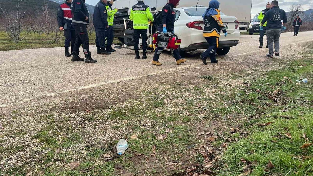 Eğirdir'de park halindeki kamyona çarpan otomobilde 2 ölü, 1 yaralı