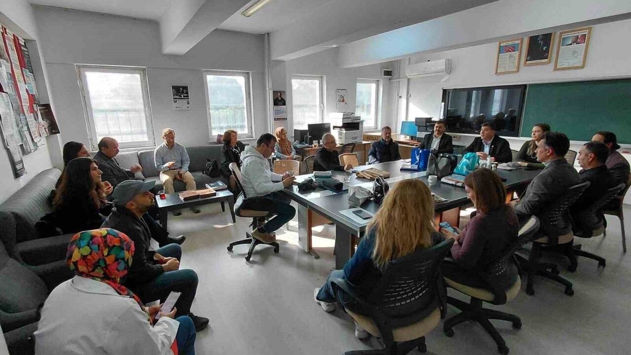 Eğitim-Bir-Sen Heyeti Yunusemre'de Üç Okulu Ziyaret Etti