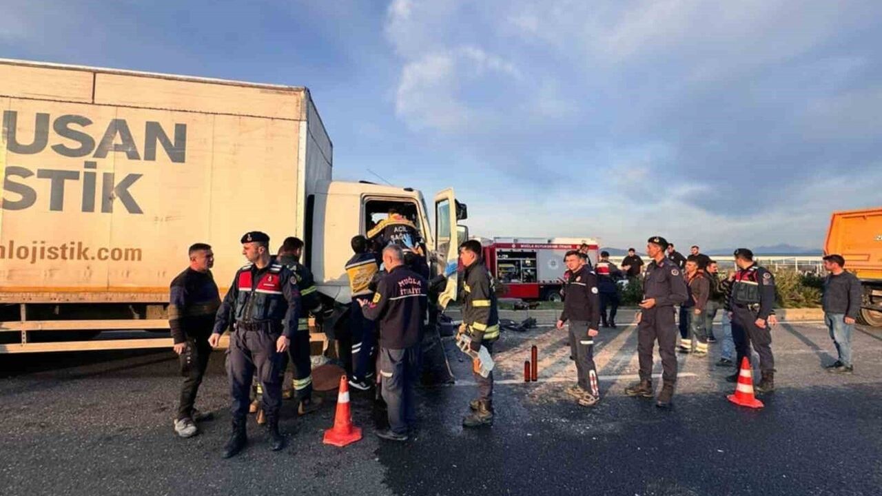 Ekinambarı'nda kamyonet kazası: 2 kişi itfaiye tarafından kurtarıldı