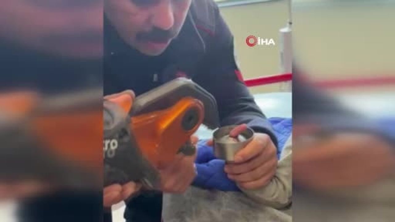 Elazığ'da 1 yaşındaki çocuğun parmağı çelik küllüğe sıkıştı, itfaiye kurtardı