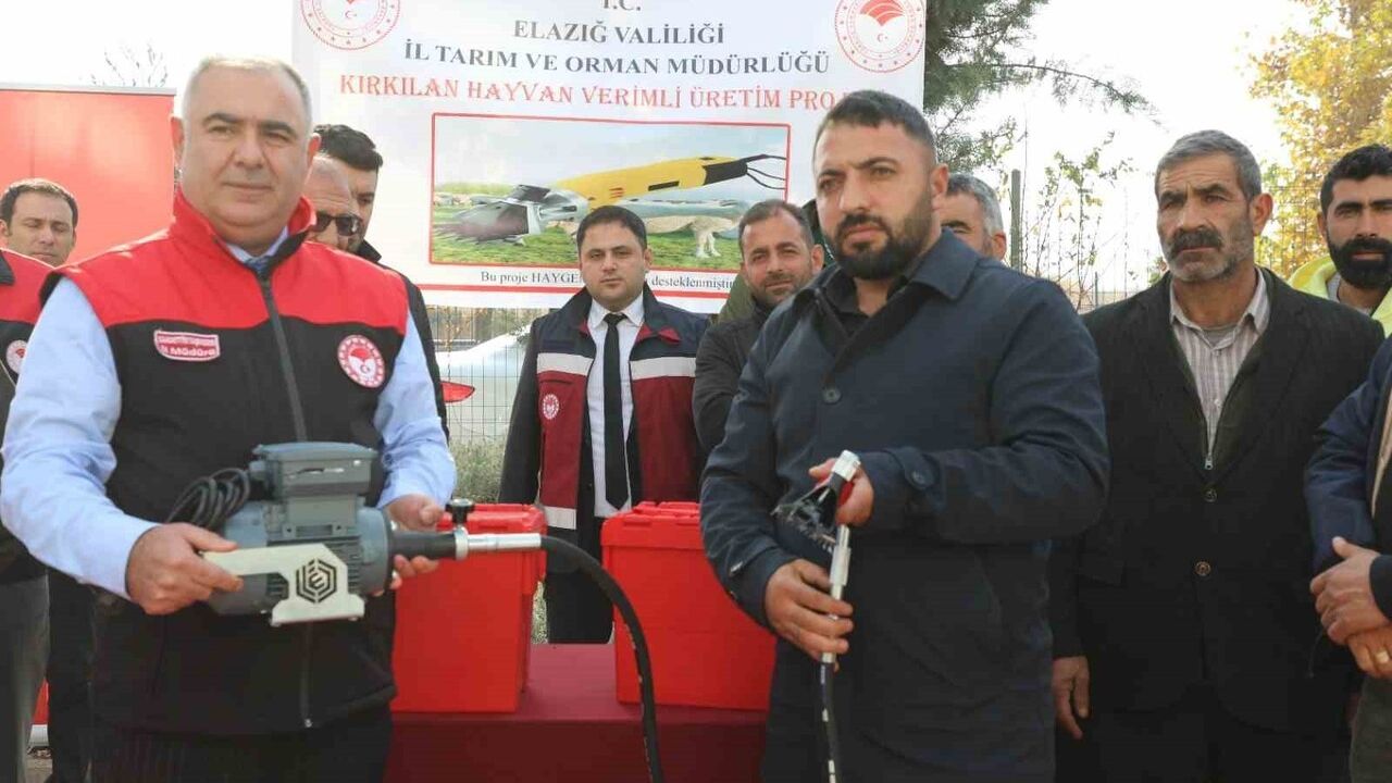 Elazığ’da 20 üreticiye koyun-keçi kırkım makinası teslimi
