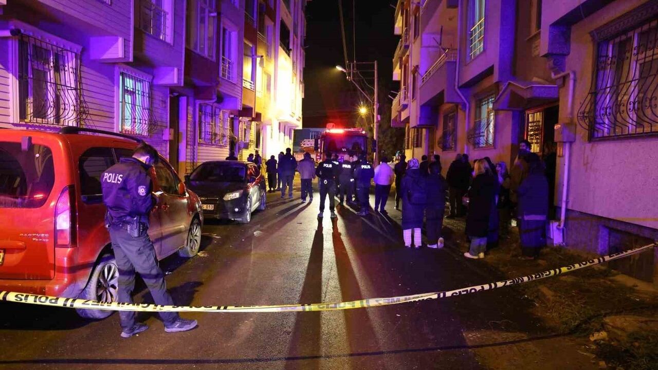 Elazığ'da 5 katlı binada yangın: 2 kişi dumandan etkilendi