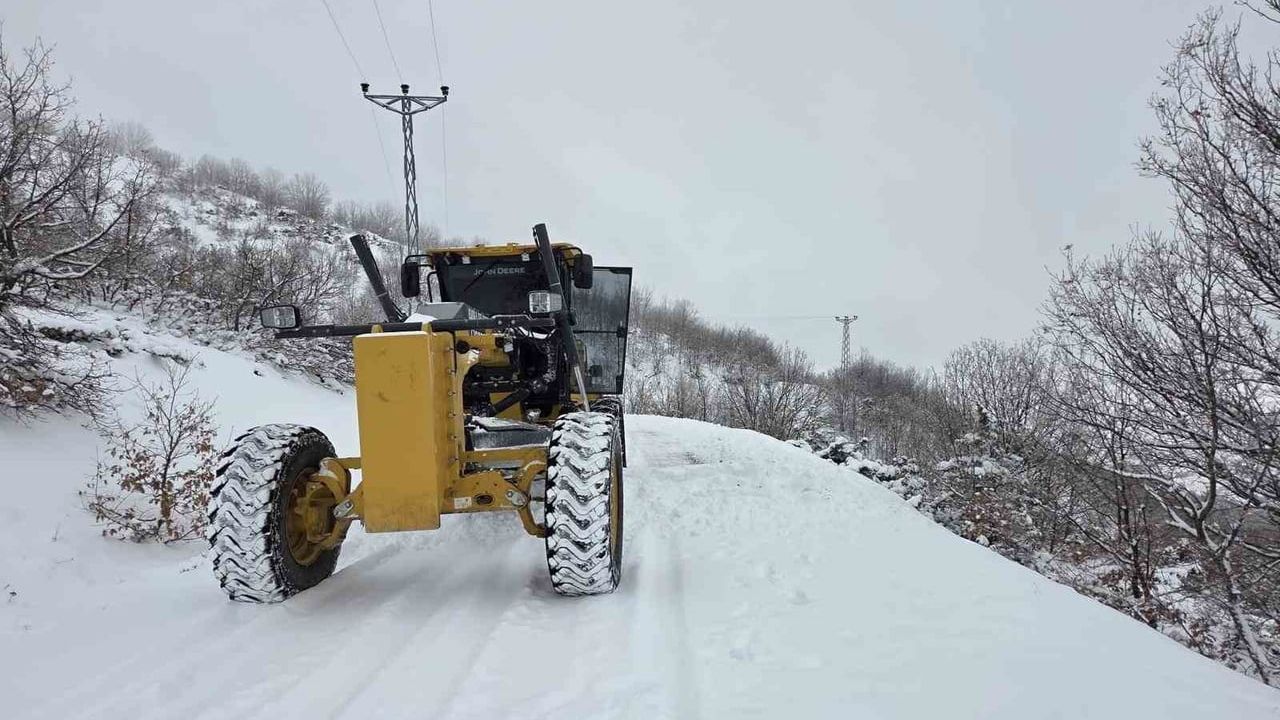 Elazığ'da 88 köy yolunun açılması için çalışmalar aralıksız devam ediyor