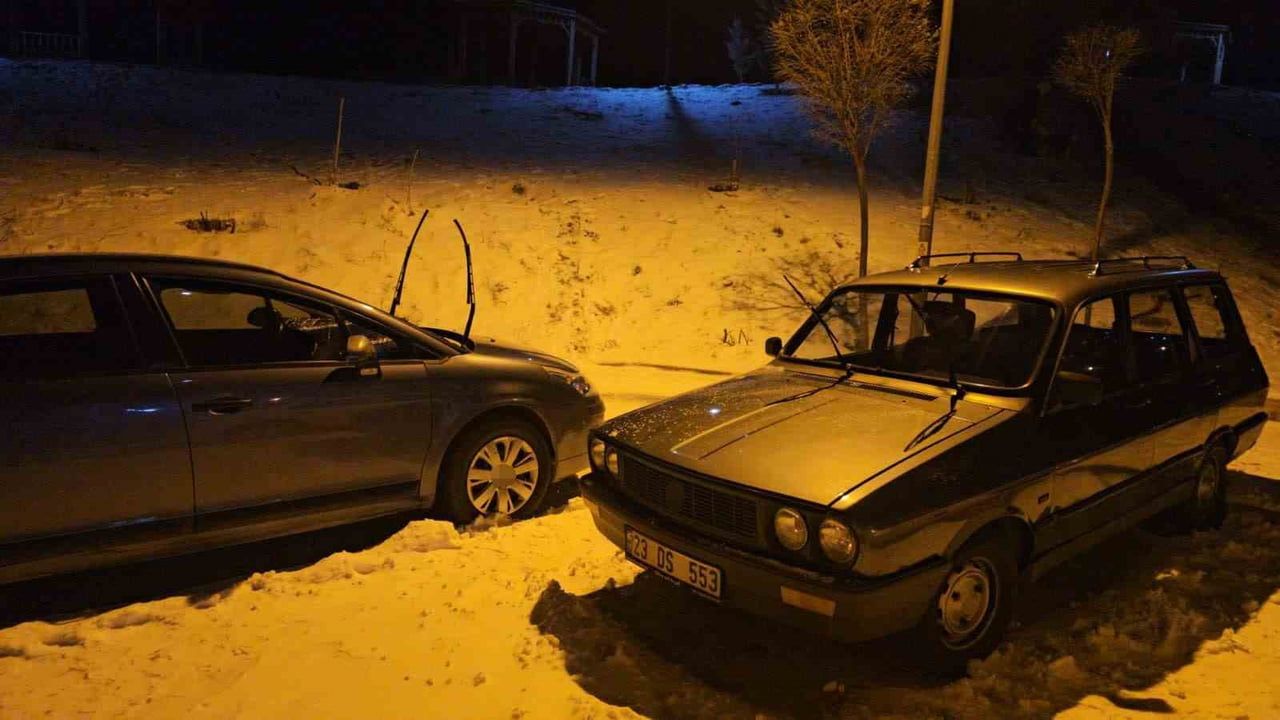 Elazığ'da araç camları dondurucu soğukta kilimle korunuyor