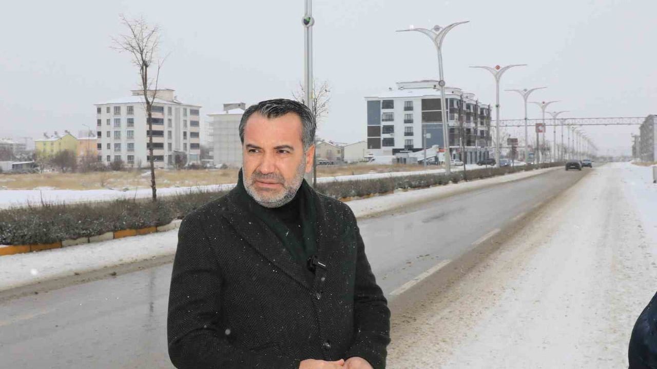 Elazığ’da Başkan Şerifoğulları karla mücadeleyi sahada denetledi