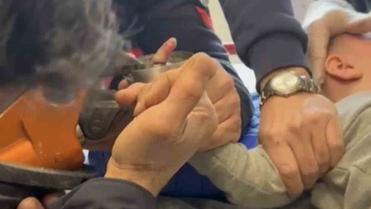 Elazığ'da çelik küllüğe sıkışan 1 yaşındaki bebeğin parmağı itfaiye tarafından kurtarıldı