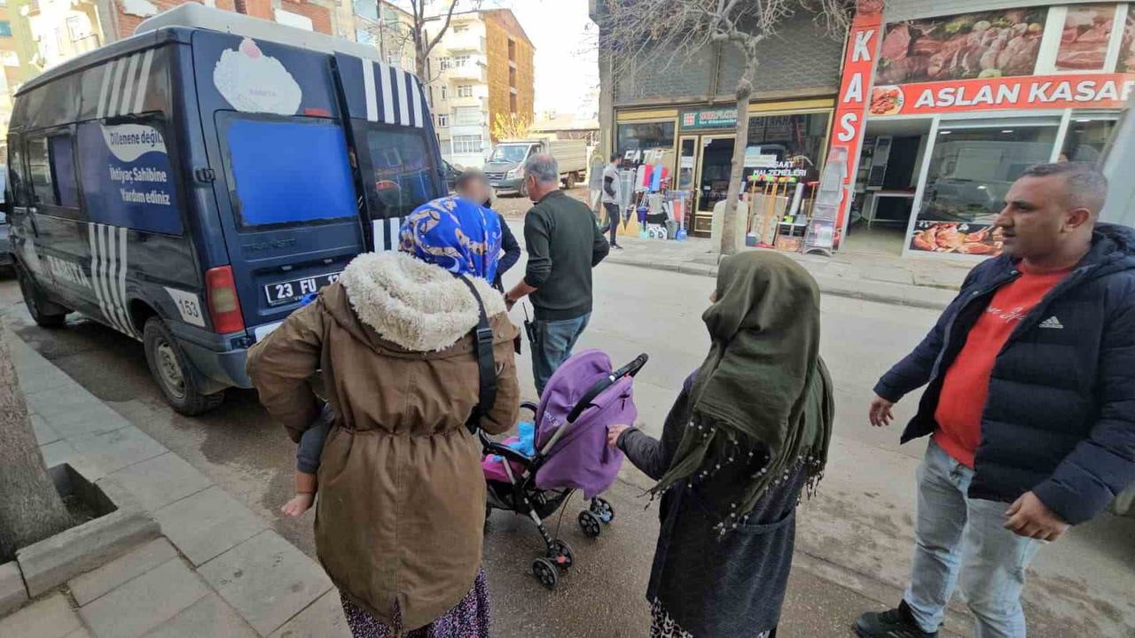 Elazığ'da dilenci operasyonu: kadınlar camiye girip cemaat arasına karıştı