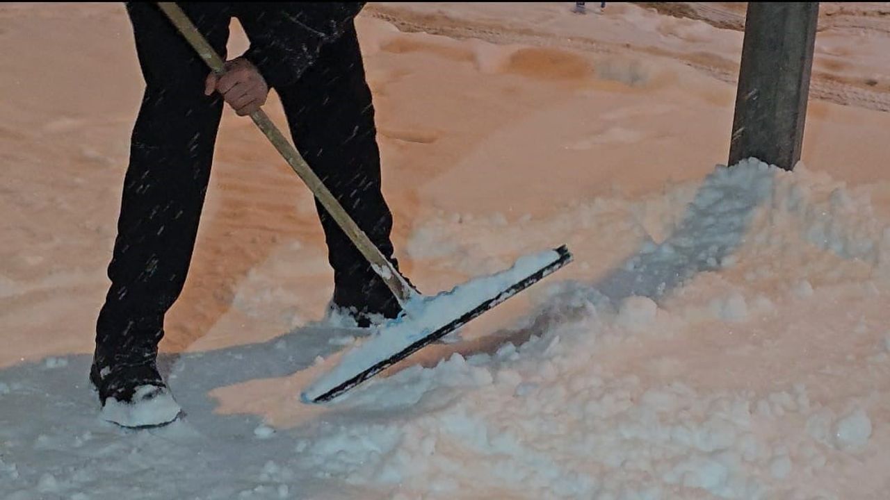 Elazığ'da Esnaf İş Yeri Önlerini Karla Temizliyor