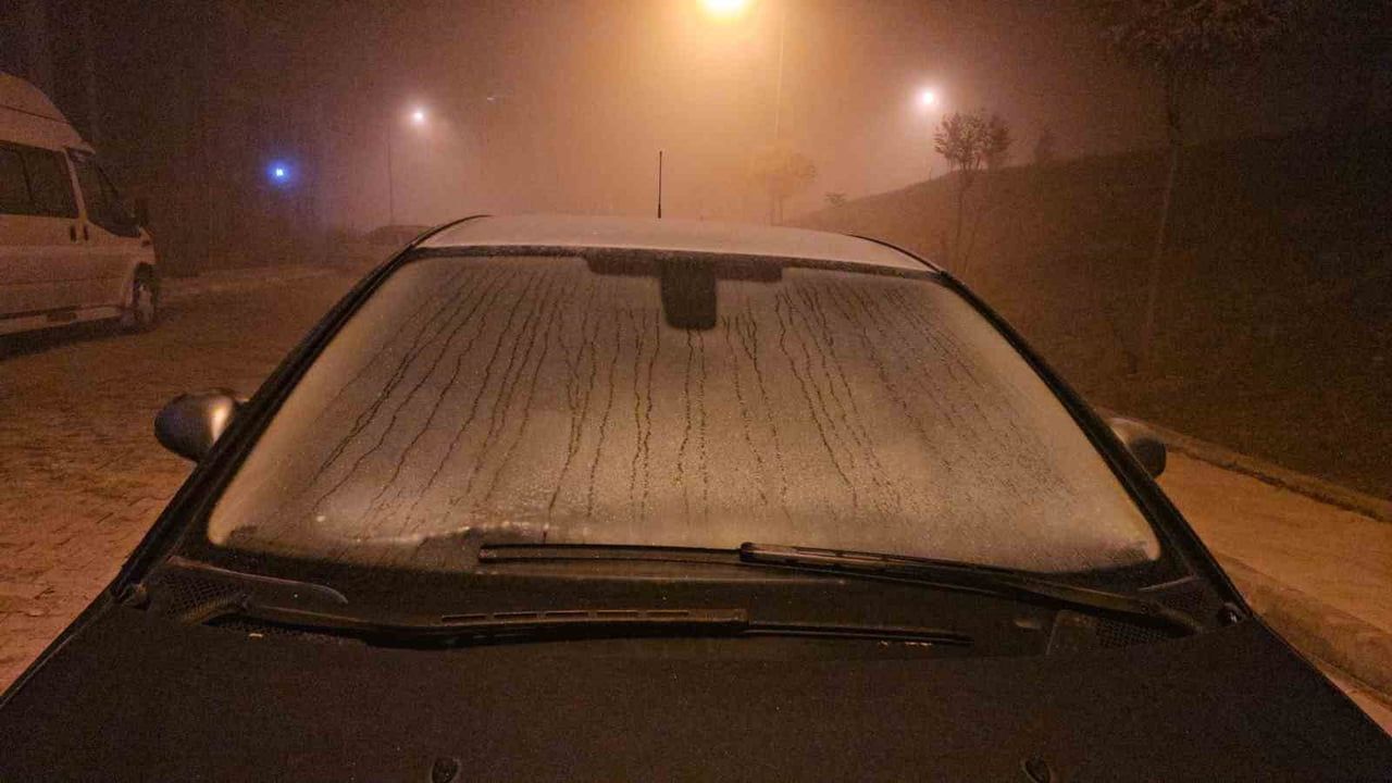 Elazığ'da gece soğukları: araç camları buzlandı