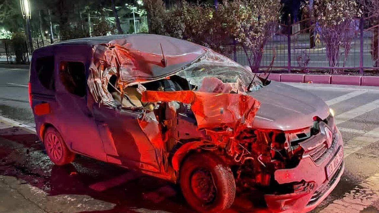 Elazığ'da hafif ticari araç belediye temizlik aracına çarptı: 1 kişi yaralandı