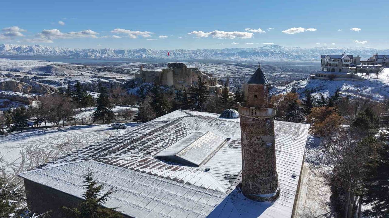 Elazığ'da Harput 1200 rakımda beyaz gelinliğini giydi