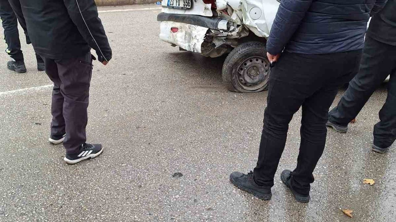 Elazığ'da iki otomobil çarpıştı: 1'i ağır, 2 yaralı