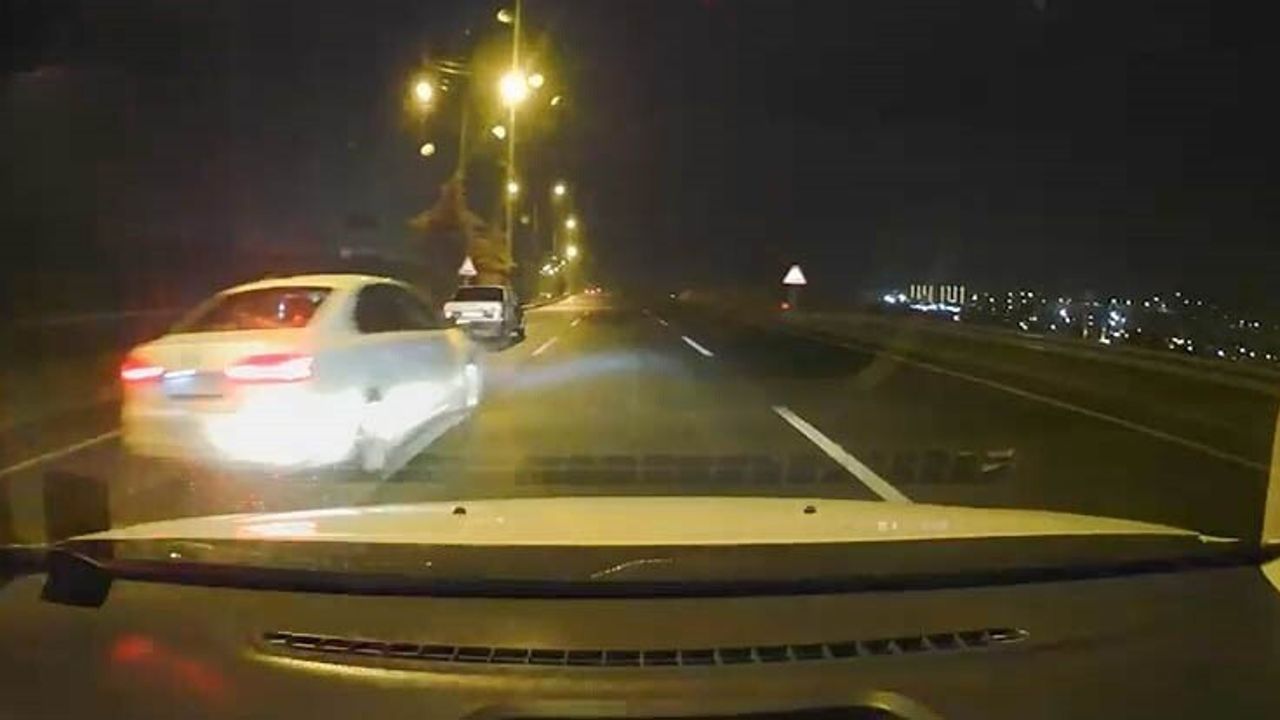 Elazığ'da ıslak yolda makas atan sürücünün tehlikeli anları kamerada