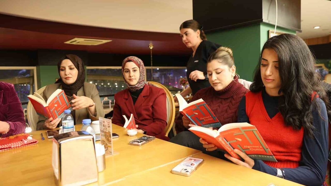 Elazığ'da kadınlar altın günü yerine kitap okuyor