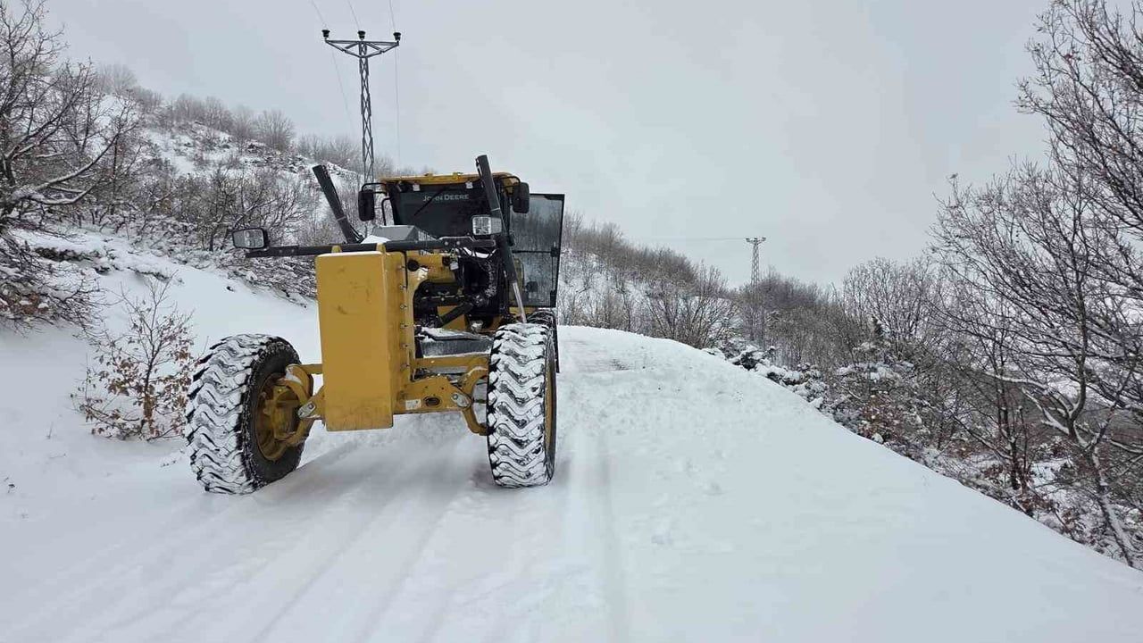 Elazığ’da kar çalışmalarıyla 96 köy yolu tekrar ulaşıma açıldı