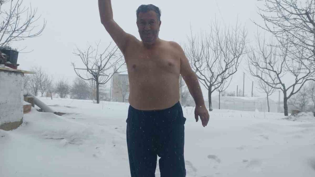 Elazığ'da kar coşkusu: İlhami Çelik üstsüz sokağa çıktı