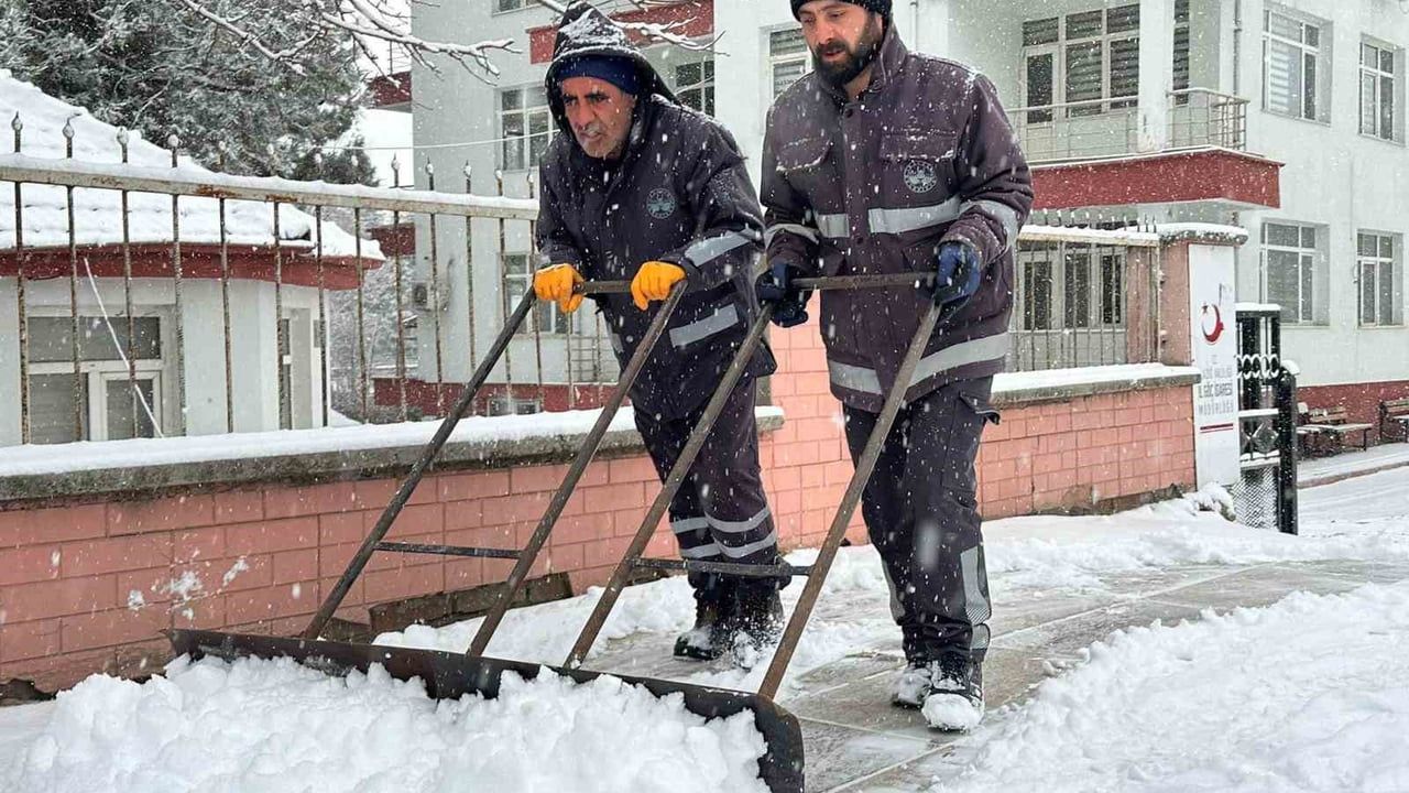 Elazığ’da Kar Etkili: Belediye Ekipleri Sahada