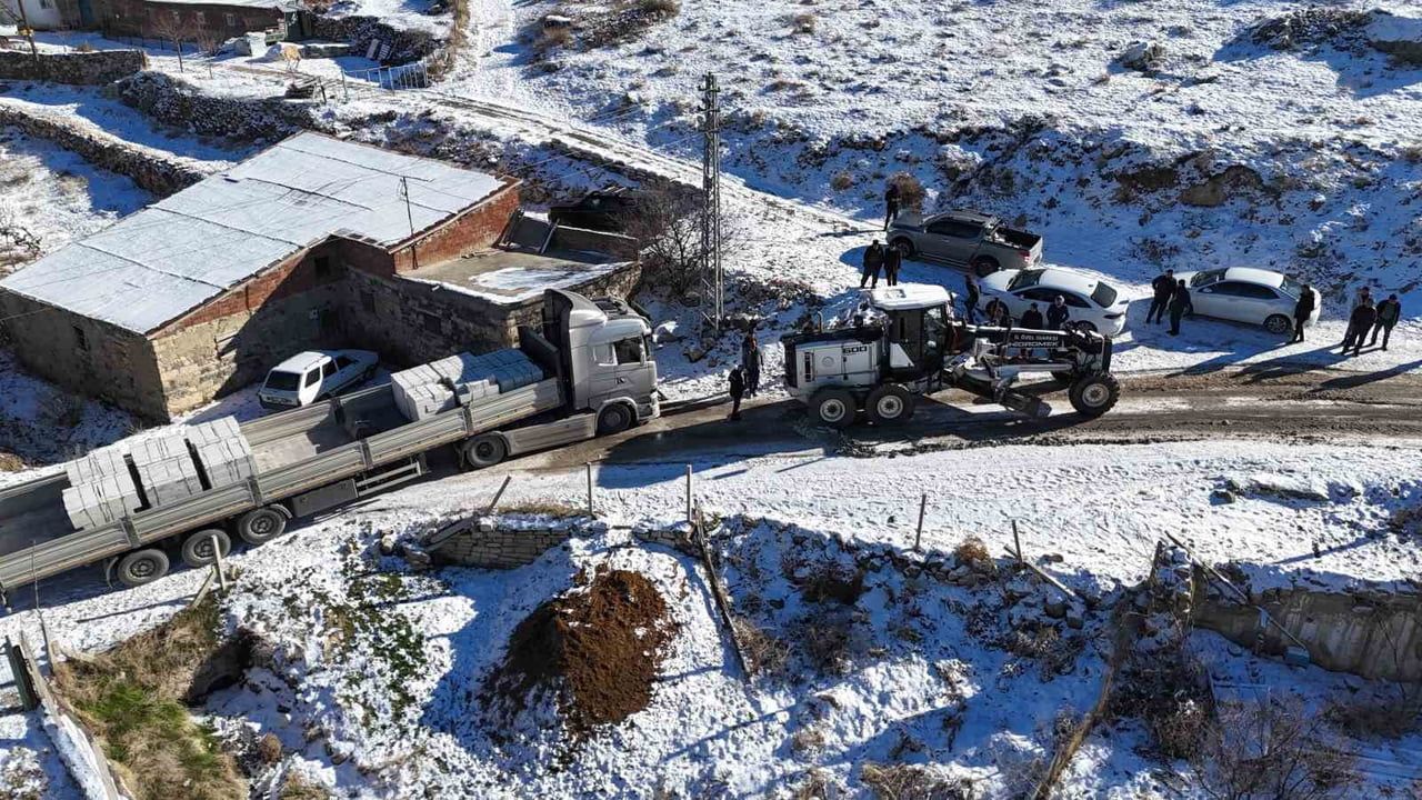 Elazığ'da Kar Nedeniyle Mahsur Kalan Tır İl Özel İdaresi Ekiplerince Kurtarıldı