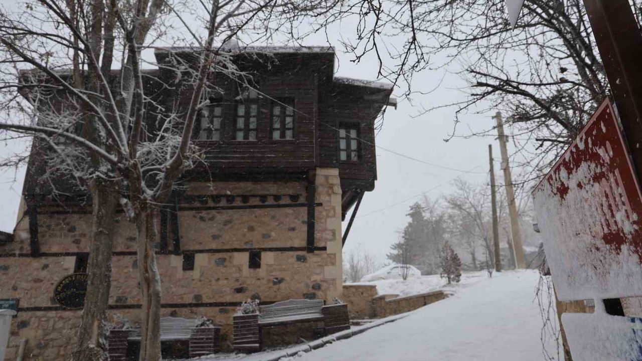 Elazığ'da Kar Yağışı Sürüyor: 4 Bin Yıllık Harput Beyaza Büründü