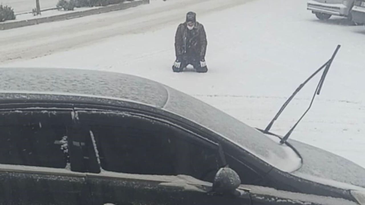 Elazığ'da kar yağışını görünce cadde ortasında secde