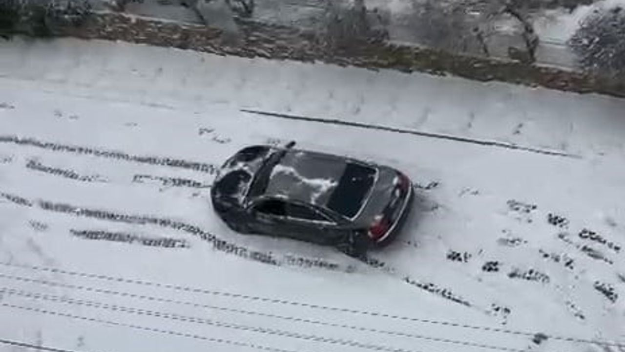 Elazığ'da kar yolları kayganlaştırdı: Araçların kayma anları kamerada