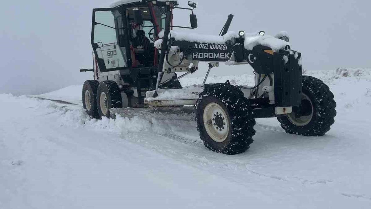 Elazığ'da karla mücadele: 111 köy yolu ulaşıma kapandı